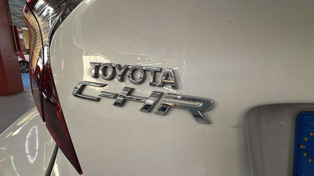 Foto Toyota C-HR 18