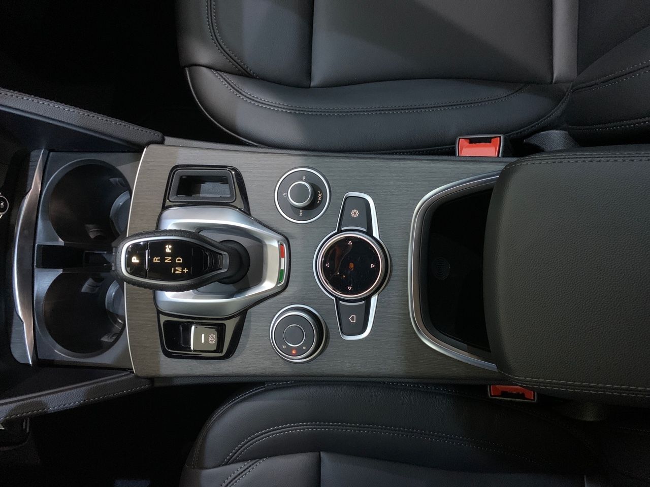 Foto Alfa Romeo Stelvio 23
