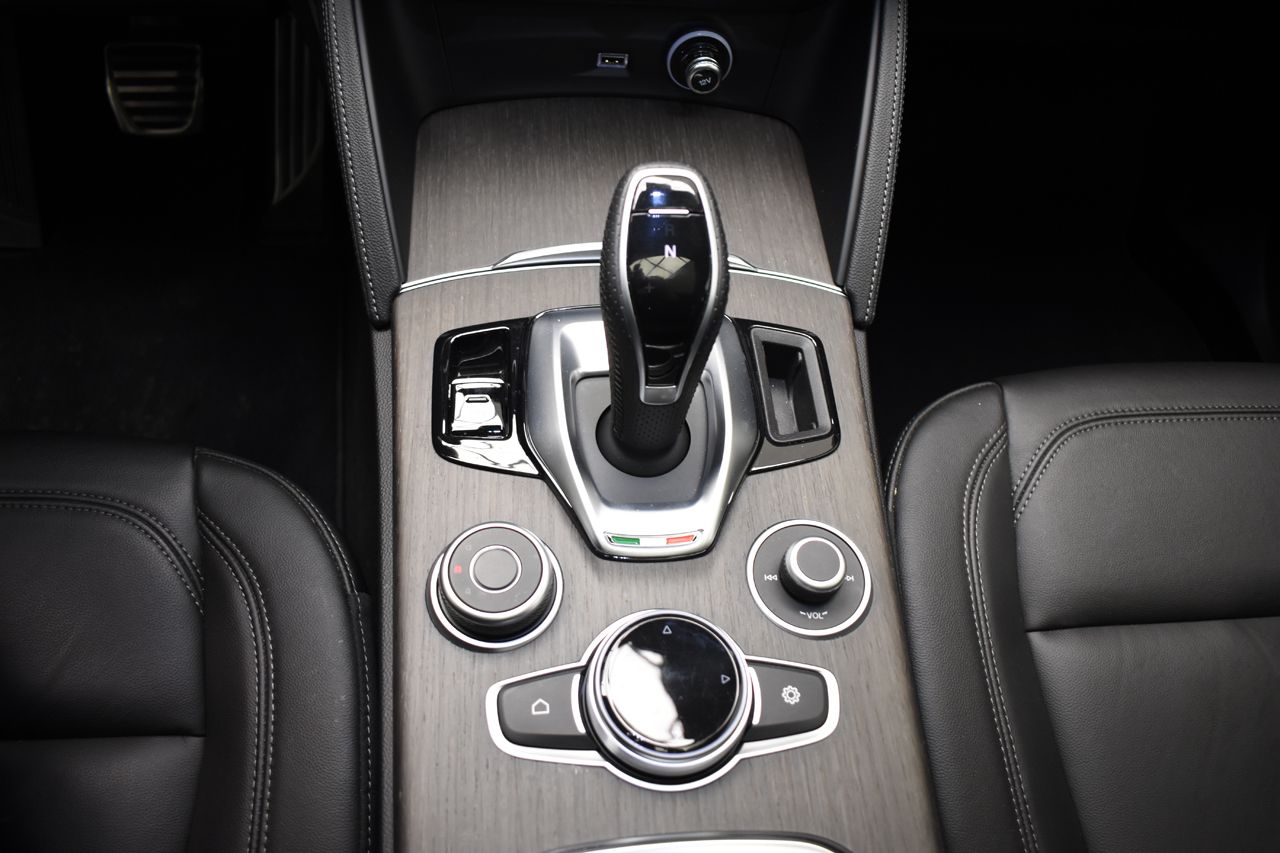 Foto Alfa Romeo Stelvio 33
