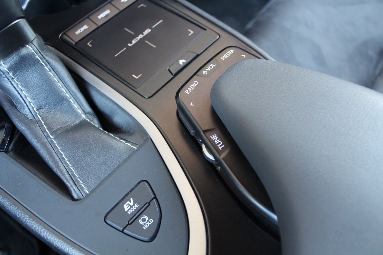 Foto Lexus UX 25