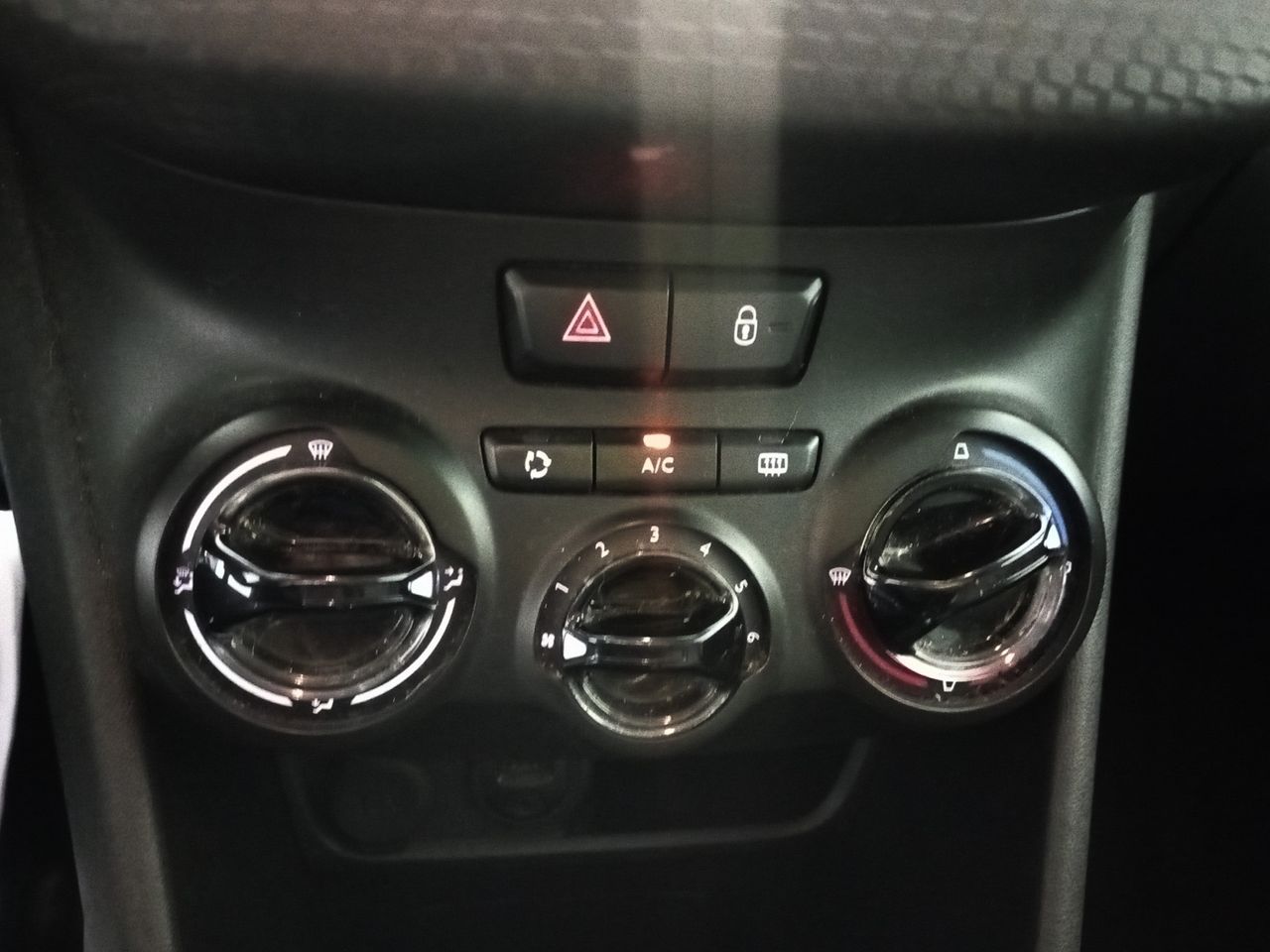 Foto Peugeot 208 17