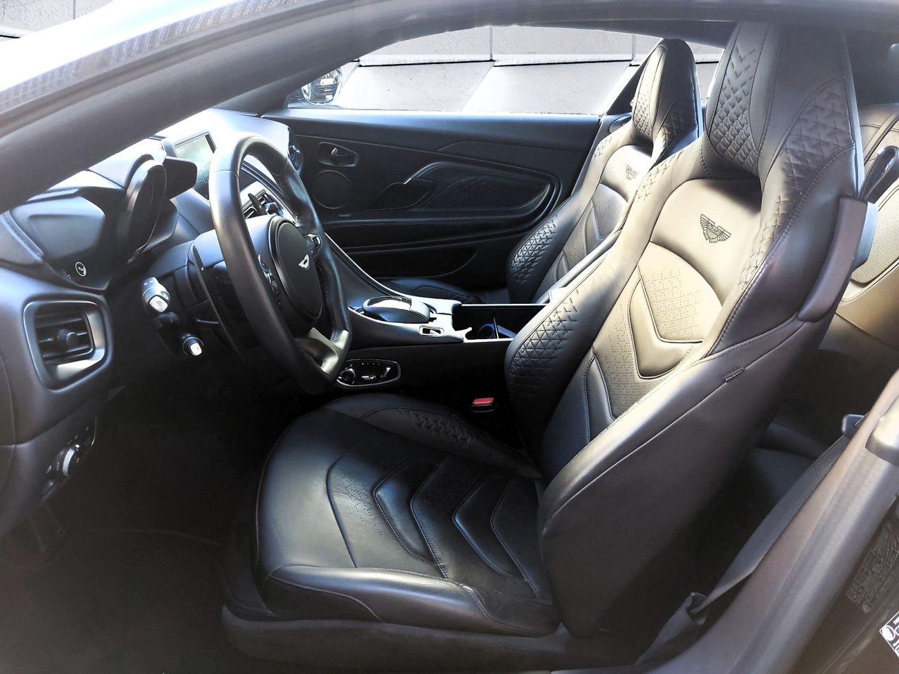 Foto Aston martin DBS 13