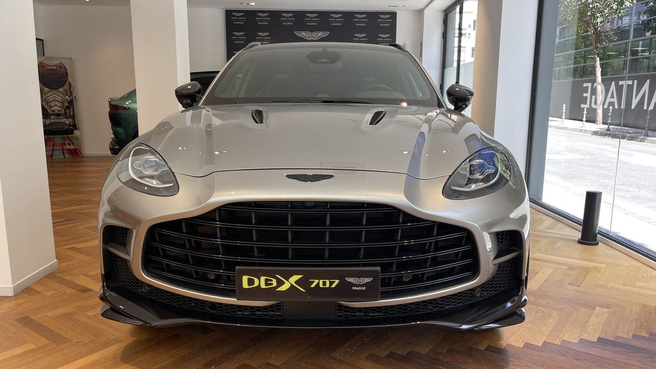Foto Aston martin DBX 5