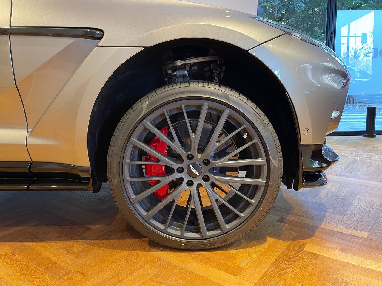 Foto Aston martin DBX 6