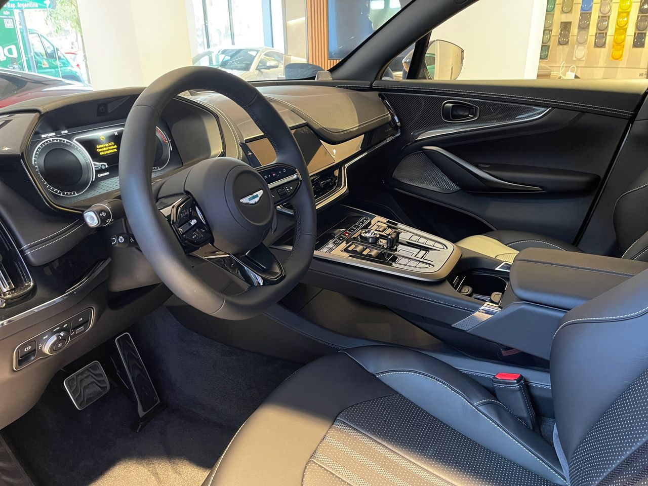 Foto Aston martin DBX 8