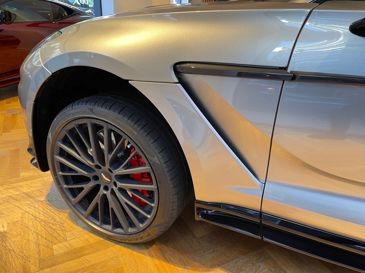 Foto Aston martin DBX 13