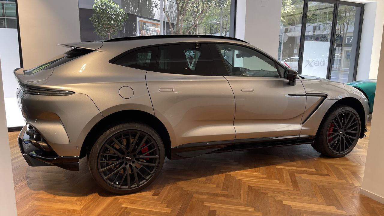 Foto Aston martin DBX 15