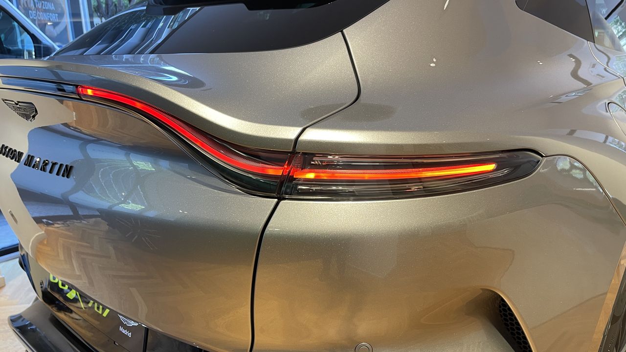 Foto Aston martin DBX 16