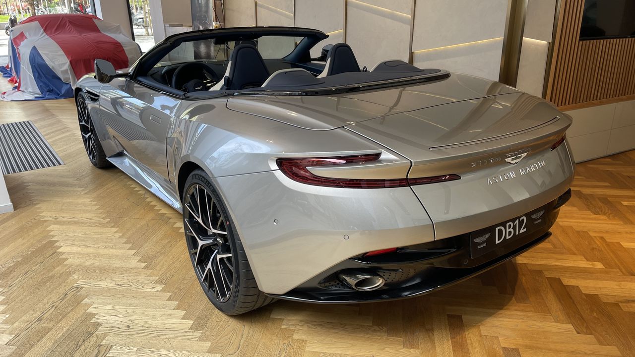 Foto Aston martin DB12 5
