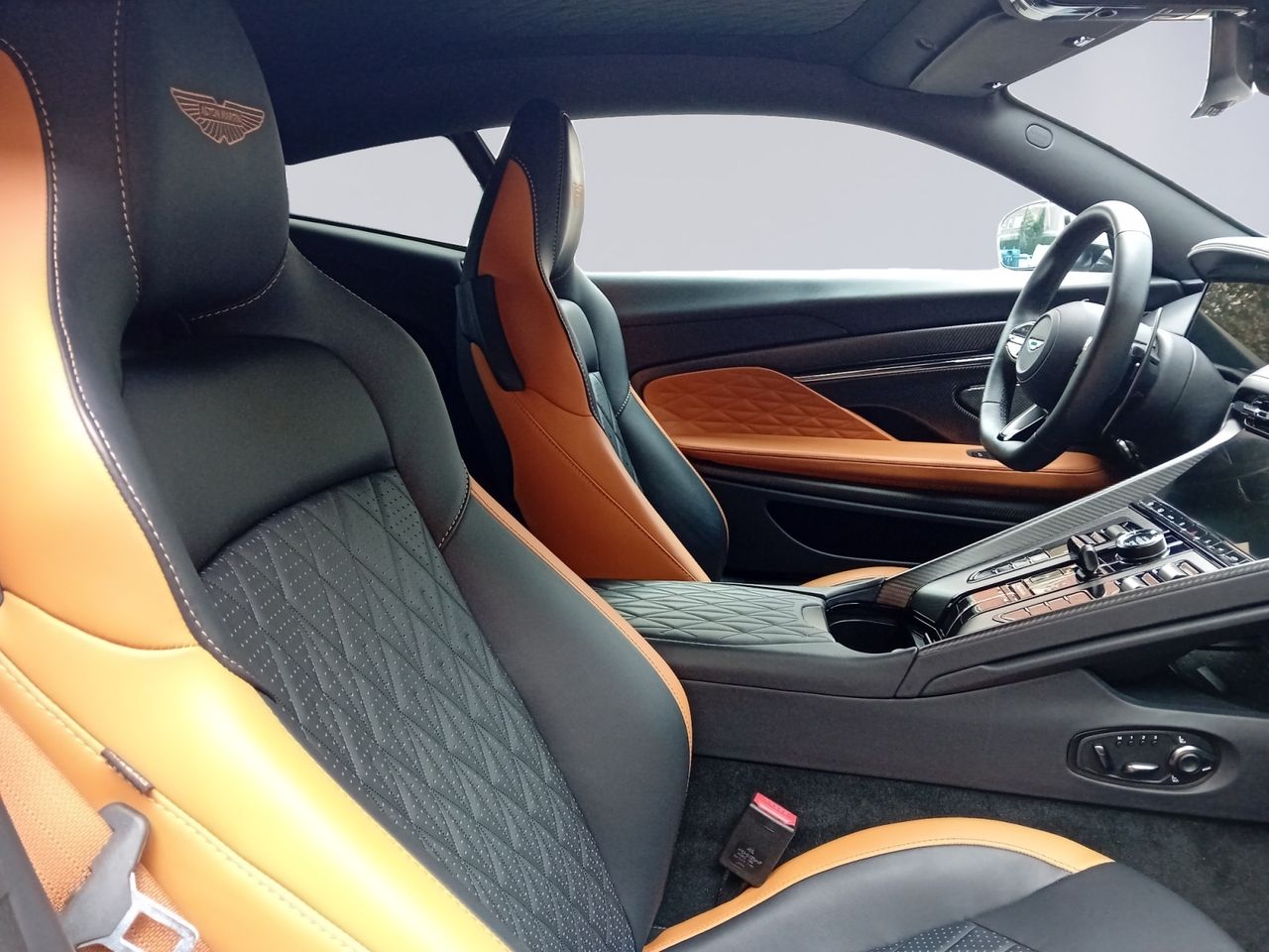 Foto Aston martin DB12 9