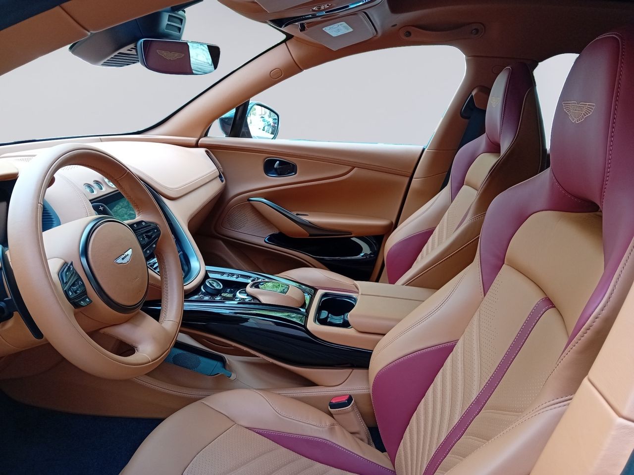 Foto Aston martin DBX 8