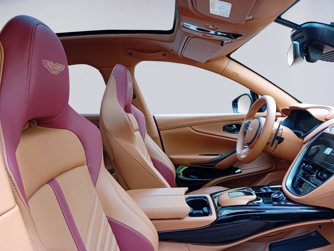 Foto Aston martin DBX 9