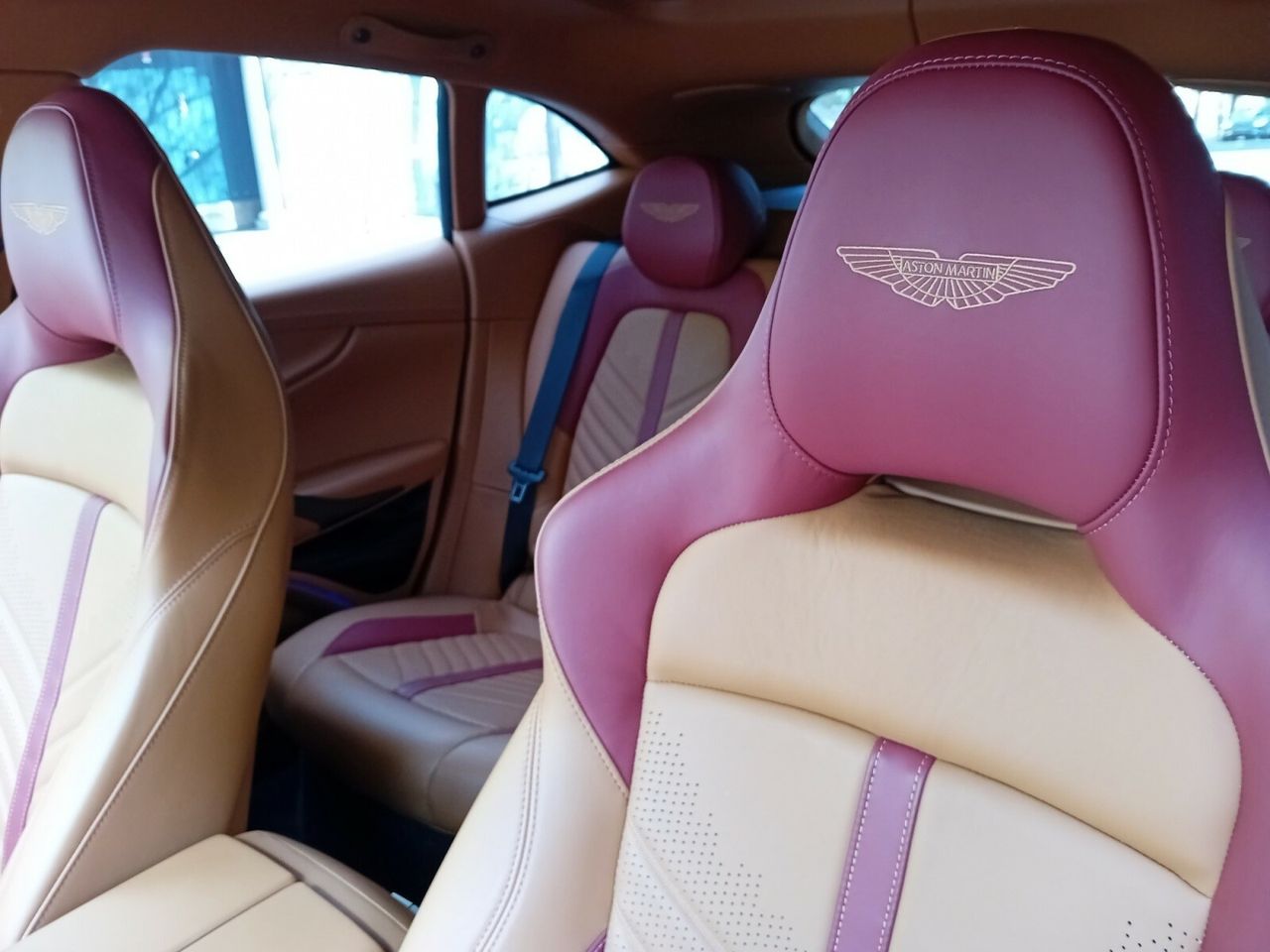 Foto Aston martin DBX 12