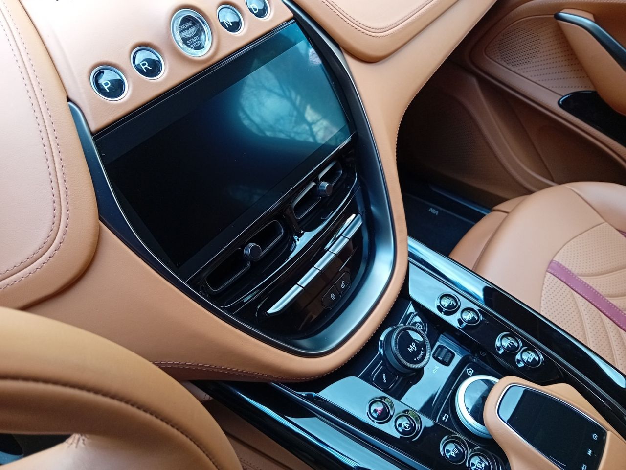 Foto Aston martin DBX 14