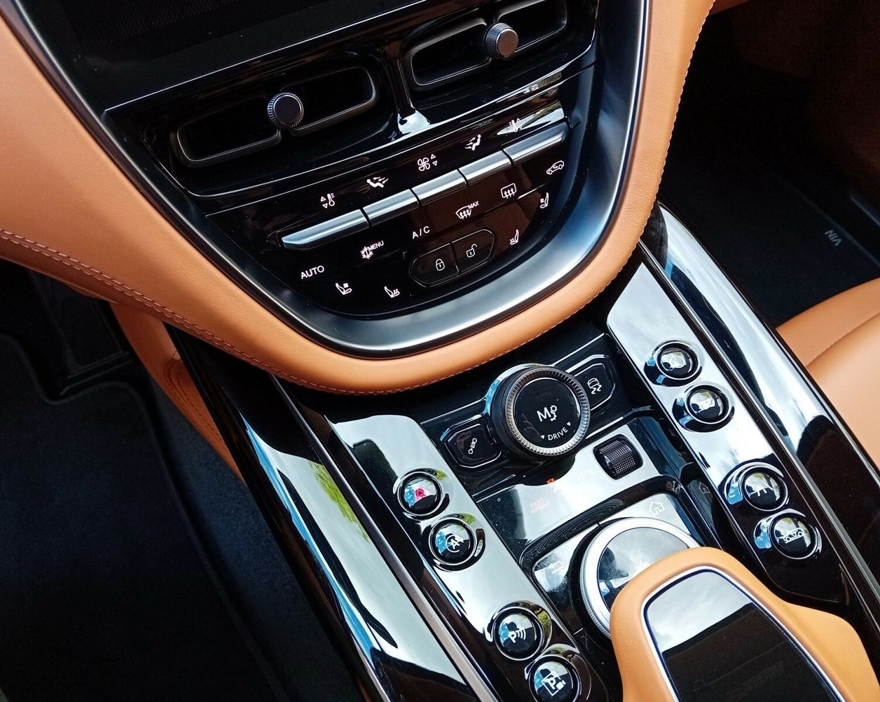 Foto Aston martin DBX 15