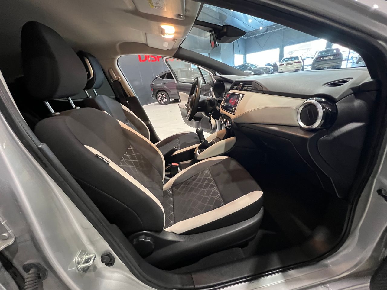 Foto Nissan Micra 12